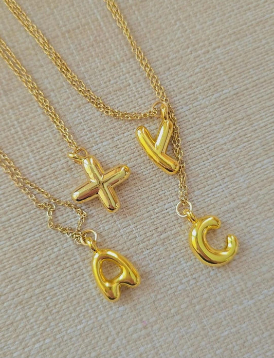 Collar con letra de globo