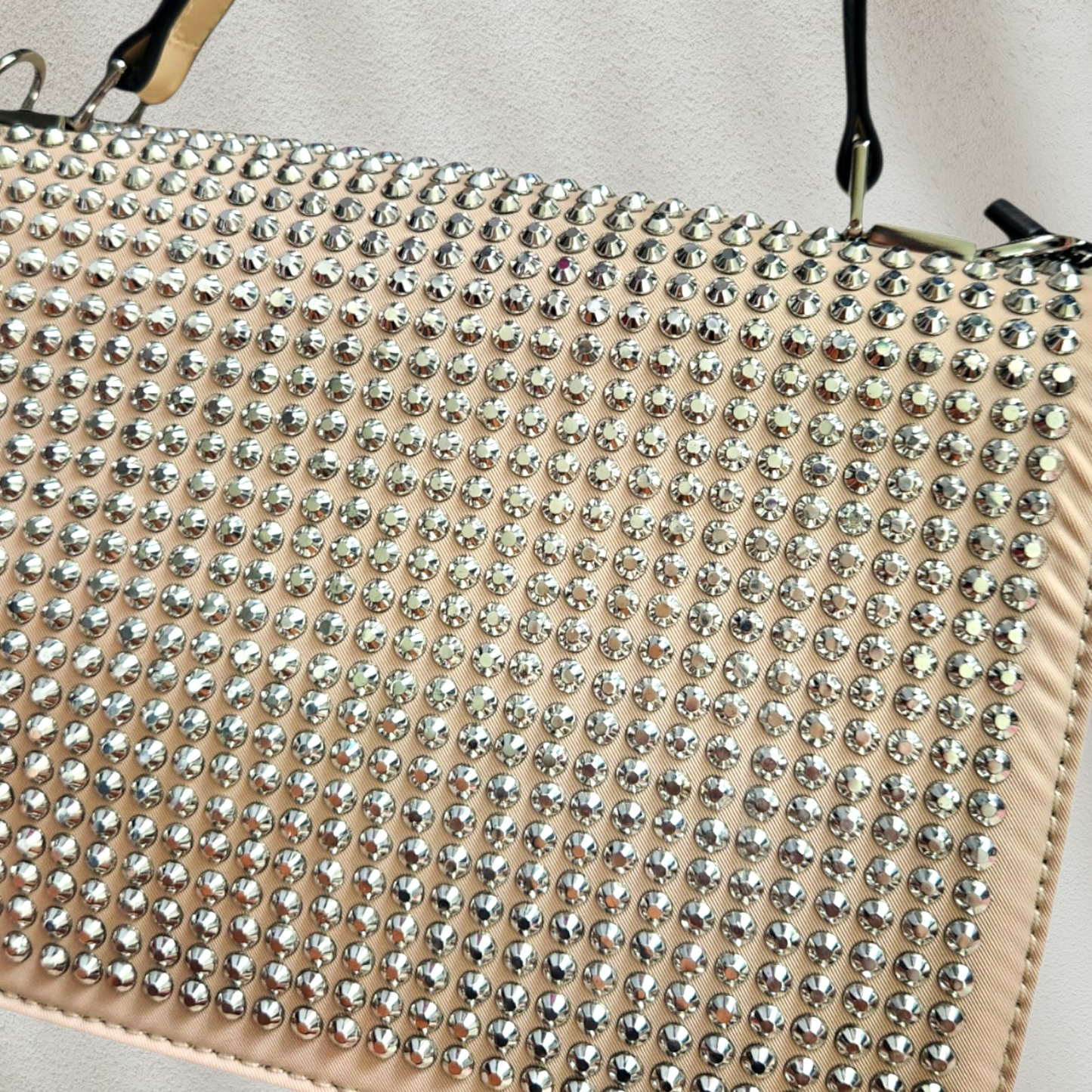 Bolso tote con tachuelas
