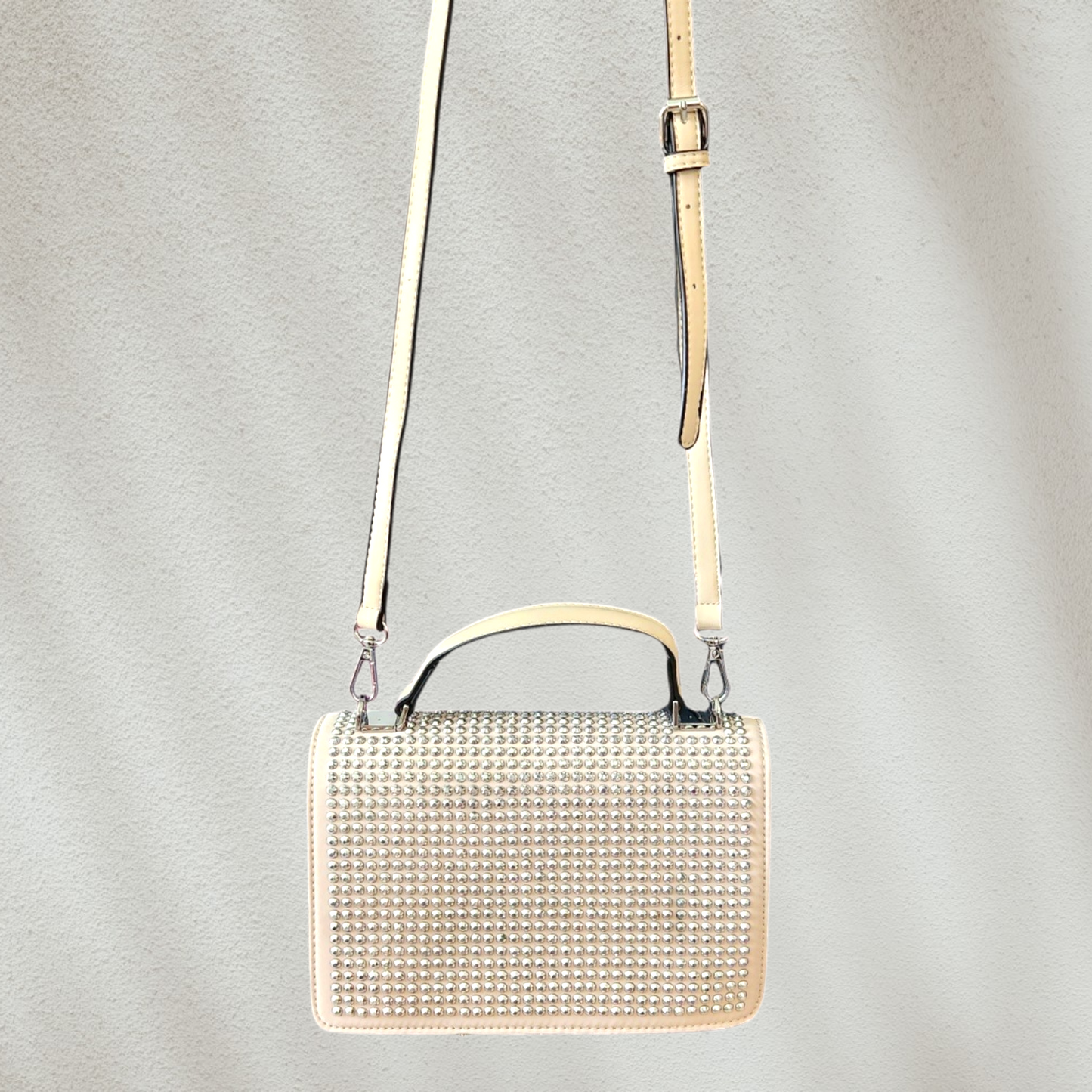Bolso tote con tachuelas