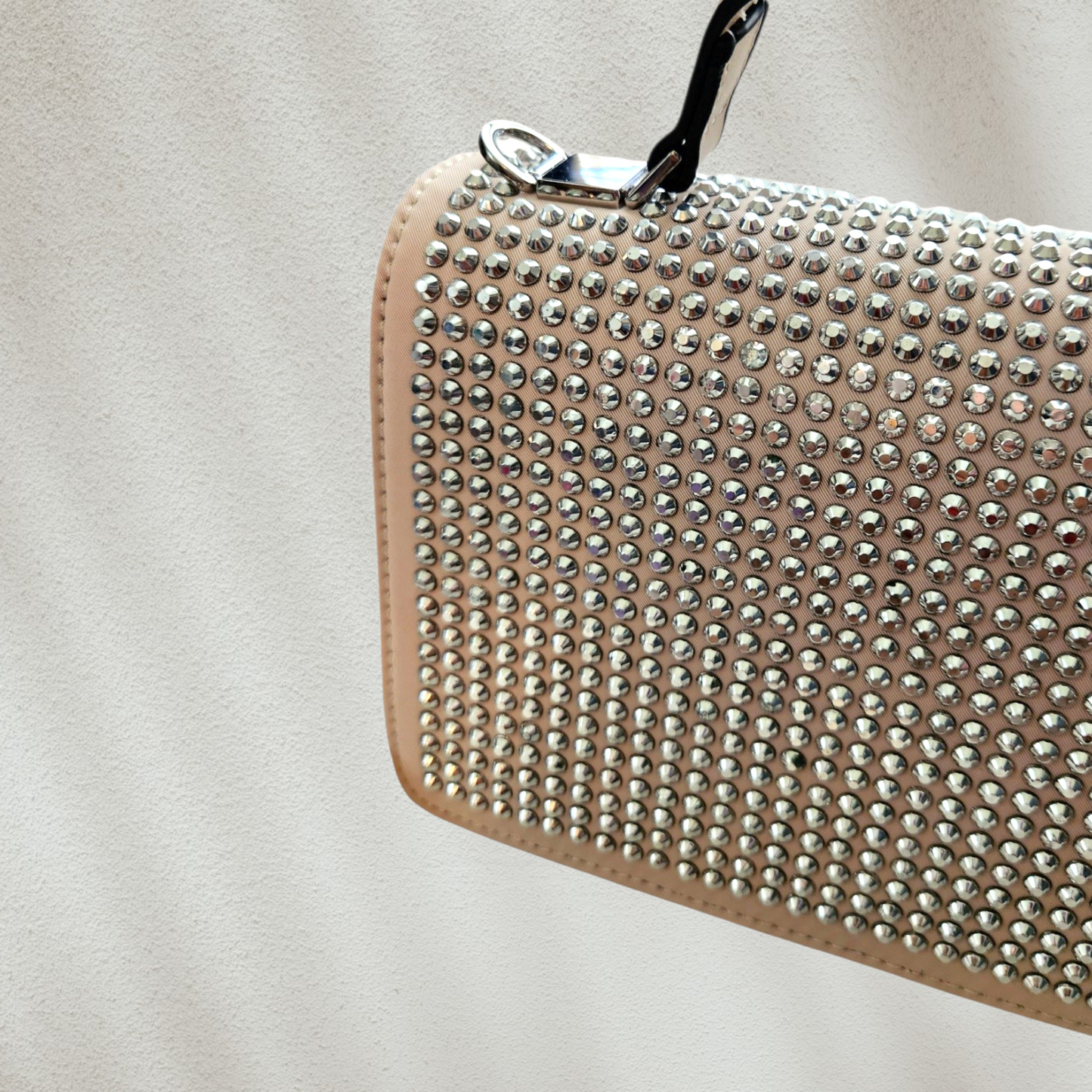 Bolso tote con tachuelas